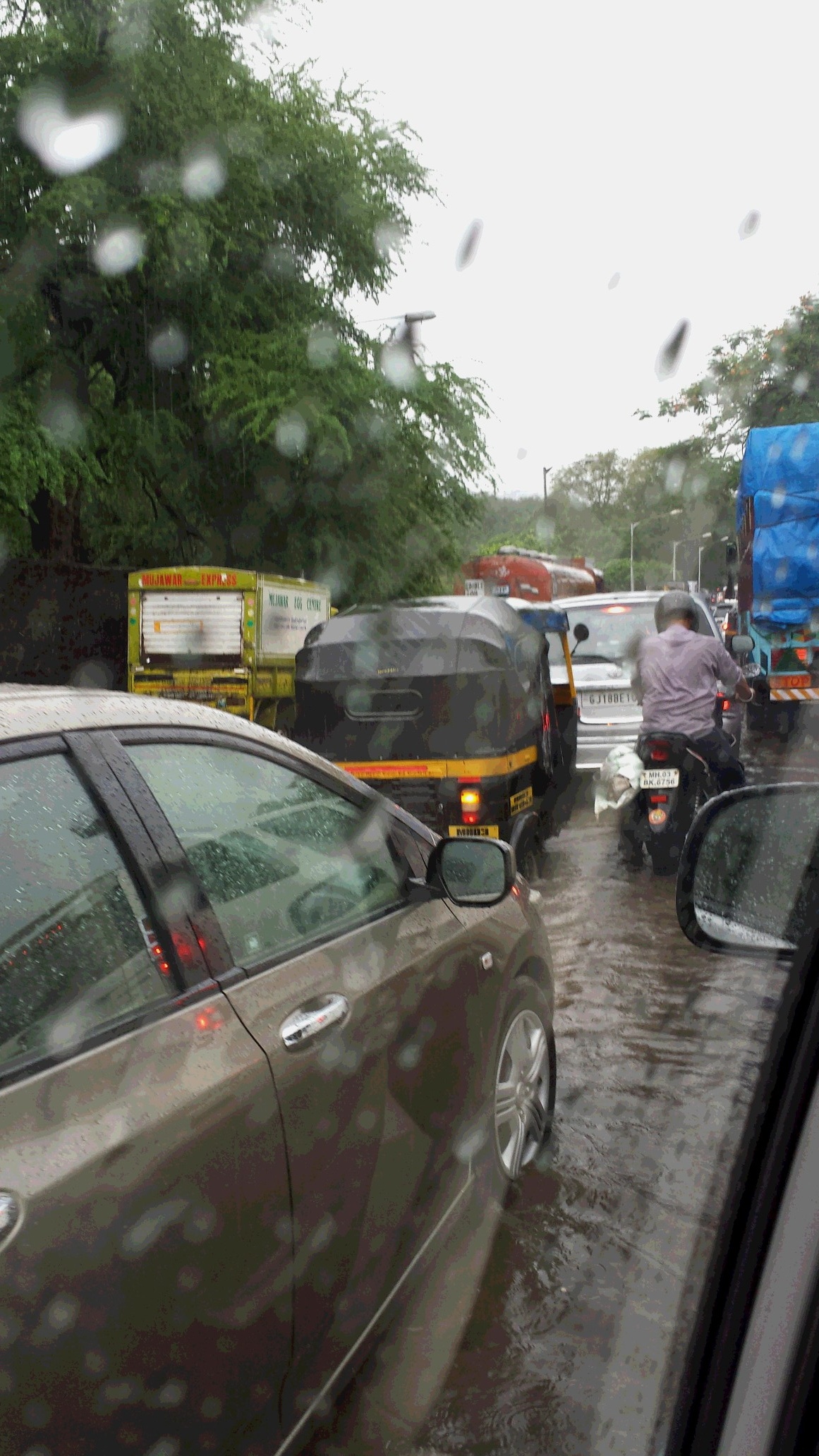 ムンバイ　ポワイ雨と車
